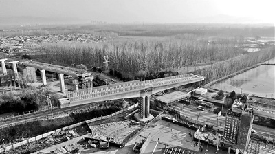 震撼！22号线平谷段空中转体72度，6000吨桥梁华丽转身，跨越大秦铁路