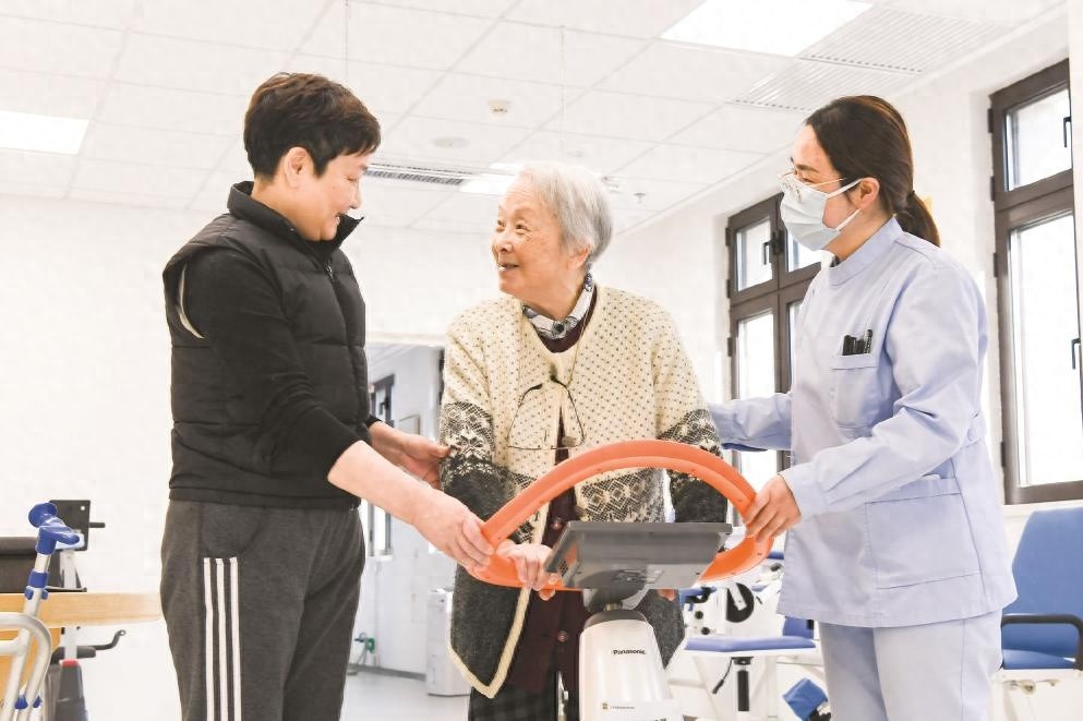 沪上养老新趋势：家属陪住服务，让老人安心，家属放心