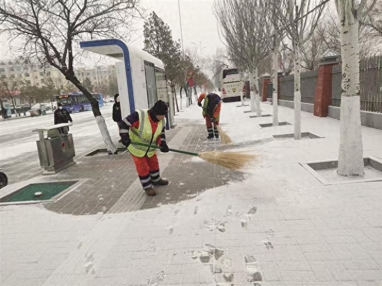 呼和浩特大雪来袭！环卫工人闻雪而动，机械设备齐上阵，市民出行安全有保障  第1张