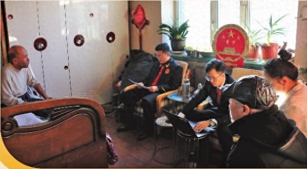 法院干警上门庭审，骨折被告在家中解决纠纷，调解成功