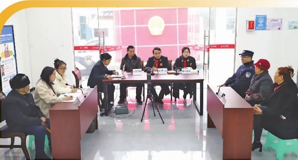 法院干警上门庭审，骨折被告在家中解决纠纷，调解成功  第3张