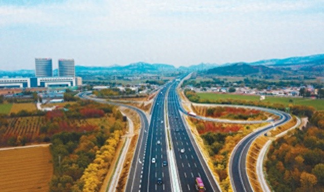 全国首条零碳高速济菏高速全线通车，双向八车道设计引领未来交通新标准