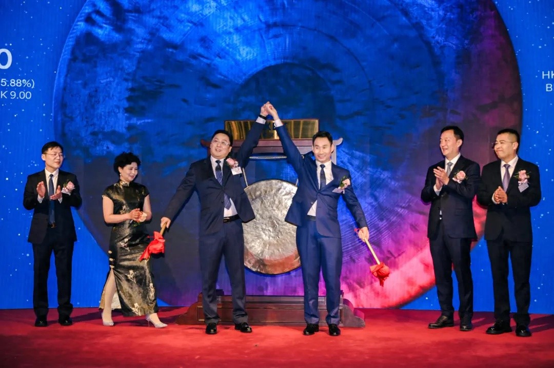 小菜园港交所挂牌上市，10年从家庭厨房到663家直营门店的传奇之路  第1张