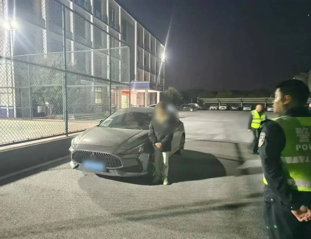 15岁少年驾车载5名同学，交警紧急拦停！未成年人驾车事件引发热议  第2张