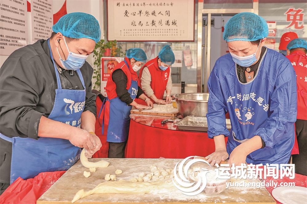 凌晨5点半，志愿者们的爱心早餐温暖了整个城市，环卫工人的笑容让人动容  第2张