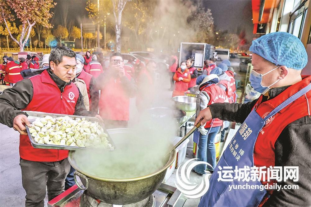 凌晨5点半，志愿者们的爱心早餐温暖了整个城市，环卫工人的笑容让人动容  第3张