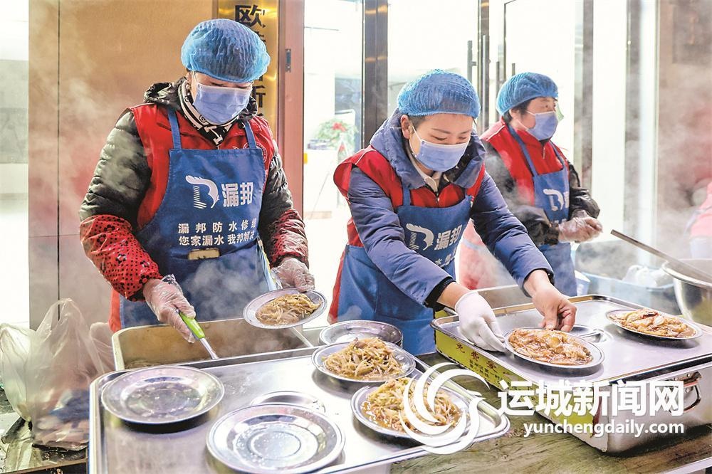 凌晨5点半，志愿者们的爱心早餐温暖了整个城市，环卫工人的笑容让人动容  第4张
