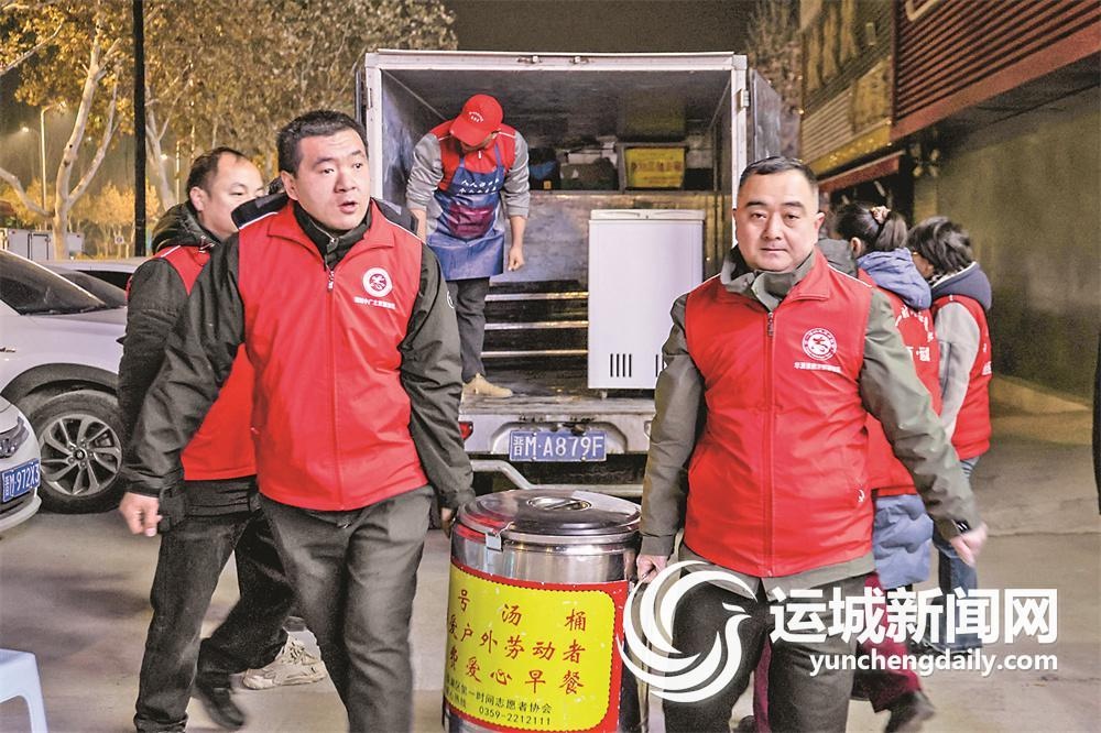 凌晨5点半，志愿者们的爱心早餐温暖了整个城市，环卫工人的笑容让人动容  第5张