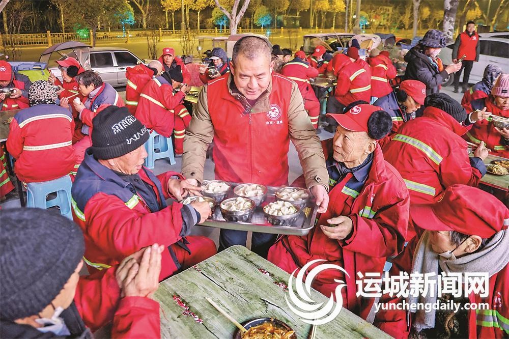 凌晨5点半，志愿者们的爱心早餐温暖了整个城市，环卫工人的笑容让人动容  第6张