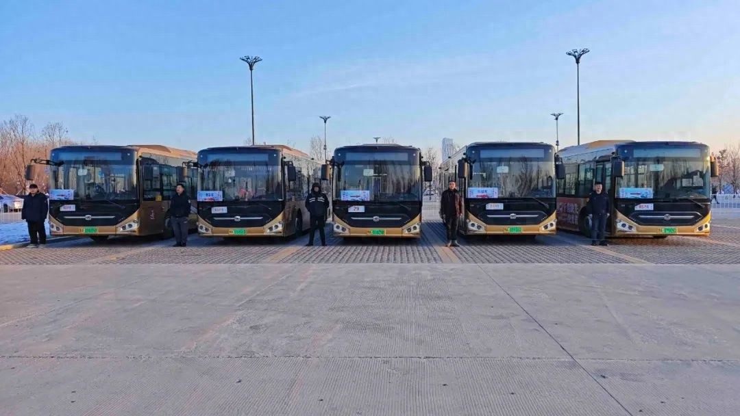 哈尔滨冰雪大世界21日开通免费接驳班车，东门直达南门，游客出行更便捷