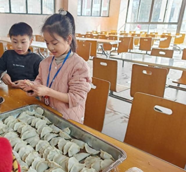 冬至大如年，城南小学包饺子活动温馨上演，孩子们的劳动乐趣与传统文化完美融合  第1张