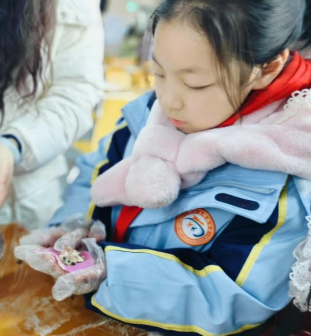 冬至大如年，城南小学包饺子活动温馨上演，孩子们的劳动乐趣与传统文化完美融合  第2张
