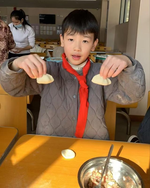 冬至大如年，城南小学包饺子活动温馨上演，孩子们的劳动乐趣与传统文化完美融合  第5张