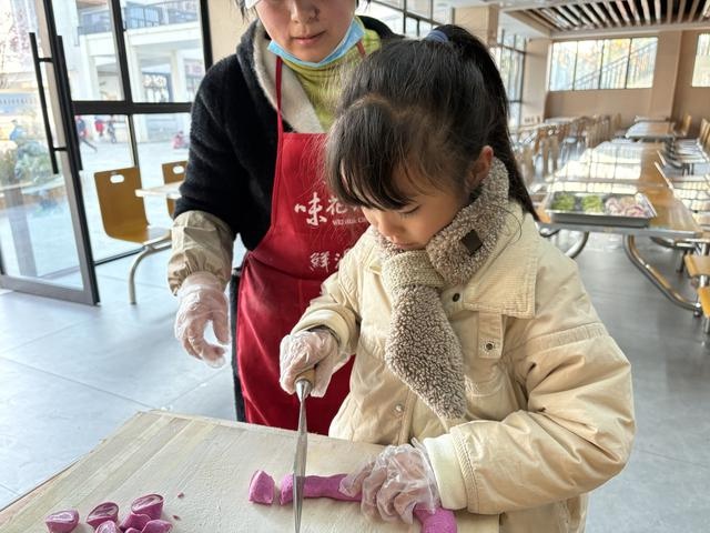 冬至大如年，城南小学包饺子活动温馨上演，孩子们的劳动乐趣与传统文化完美融合  第6张