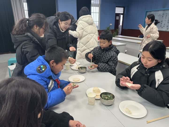 冬至前夕，望直港镇小学的孩子们亲手包饺子，感受传统文化与温暖关怀  第1张