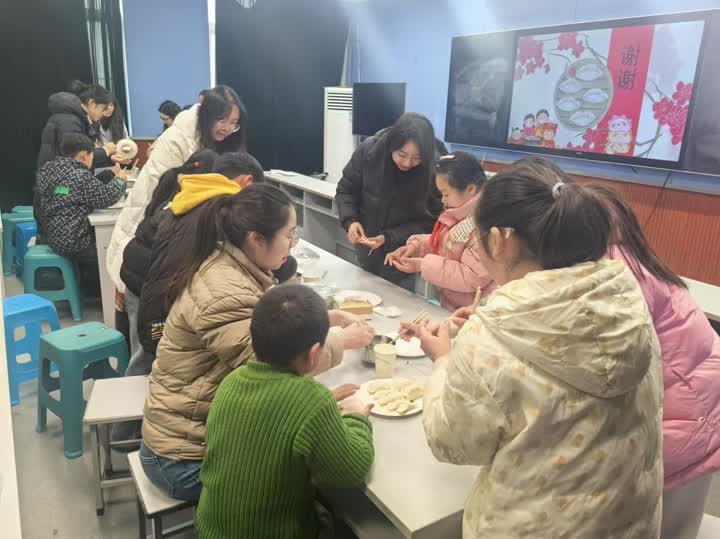 冬至前夕，望直港镇小学的孩子们亲手包饺子，感受传统文化与温暖关怀  第3张