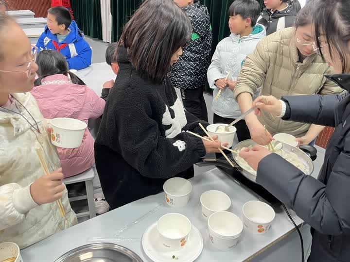 冬至前夕，望直港镇小学的孩子们亲手包饺子，感受传统文化与温暖关怀  第4张