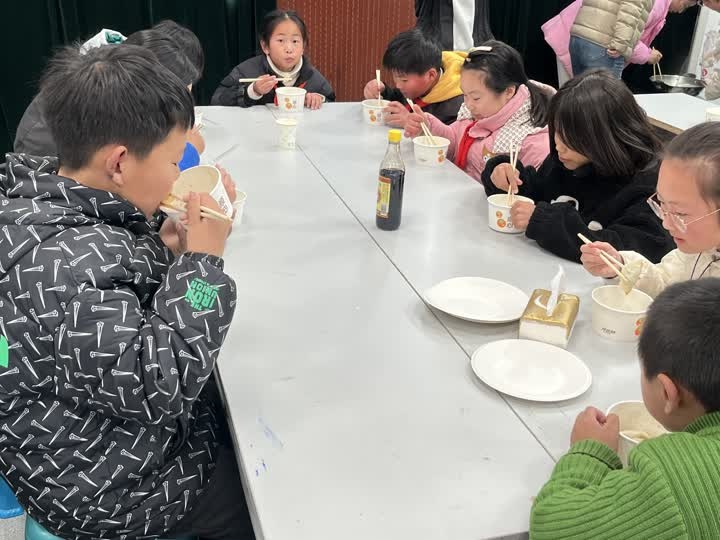 冬至前夕，望直港镇小学的孩子们亲手包饺子，感受传统文化与温暖关怀  第5张