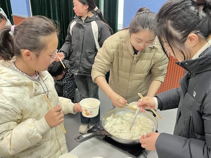 冬至前夕，望直港镇小学的孩子们亲手包饺子，感受传统文化与温暖关怀  第6张