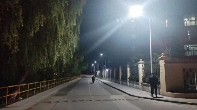 夜归不再摸黑！小区无名路改造完成，4盏路灯照亮798户居民回家路  第1张