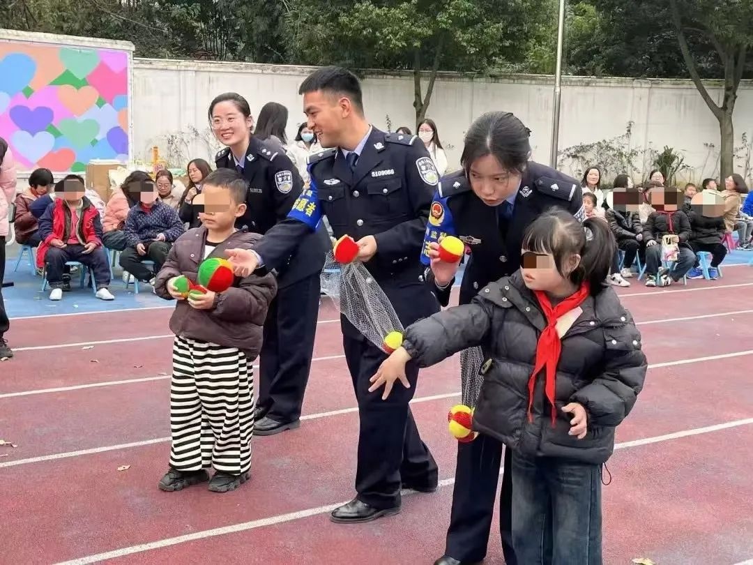 冬日里的温暖行动：四川监狱系统民警用爱心点燃希望  第2张