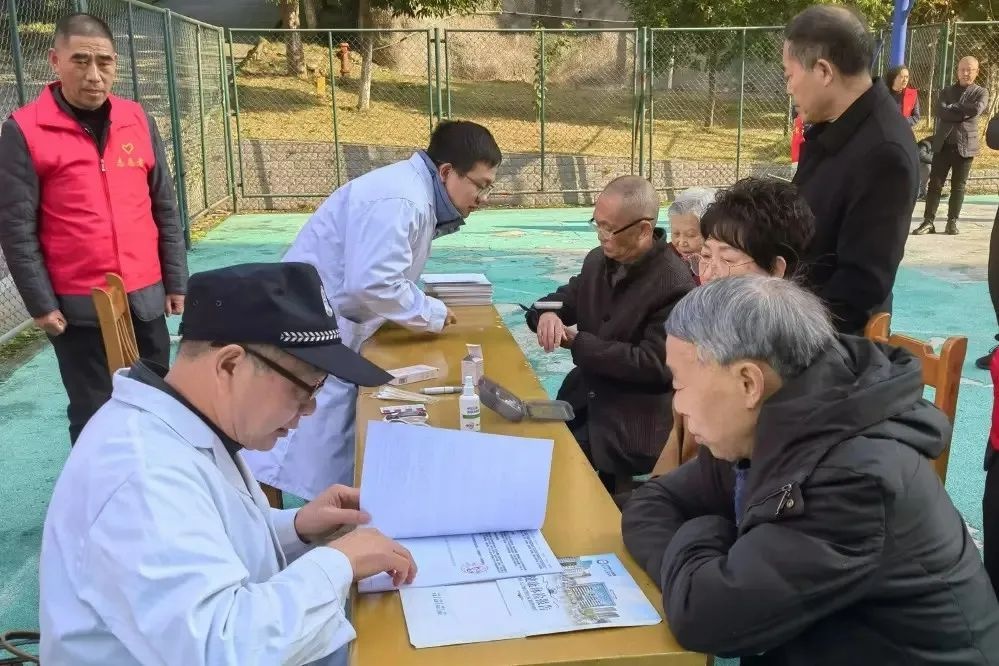 冬日里的温暖行动：四川监狱系统民警用爱心点燃希望  第3张
