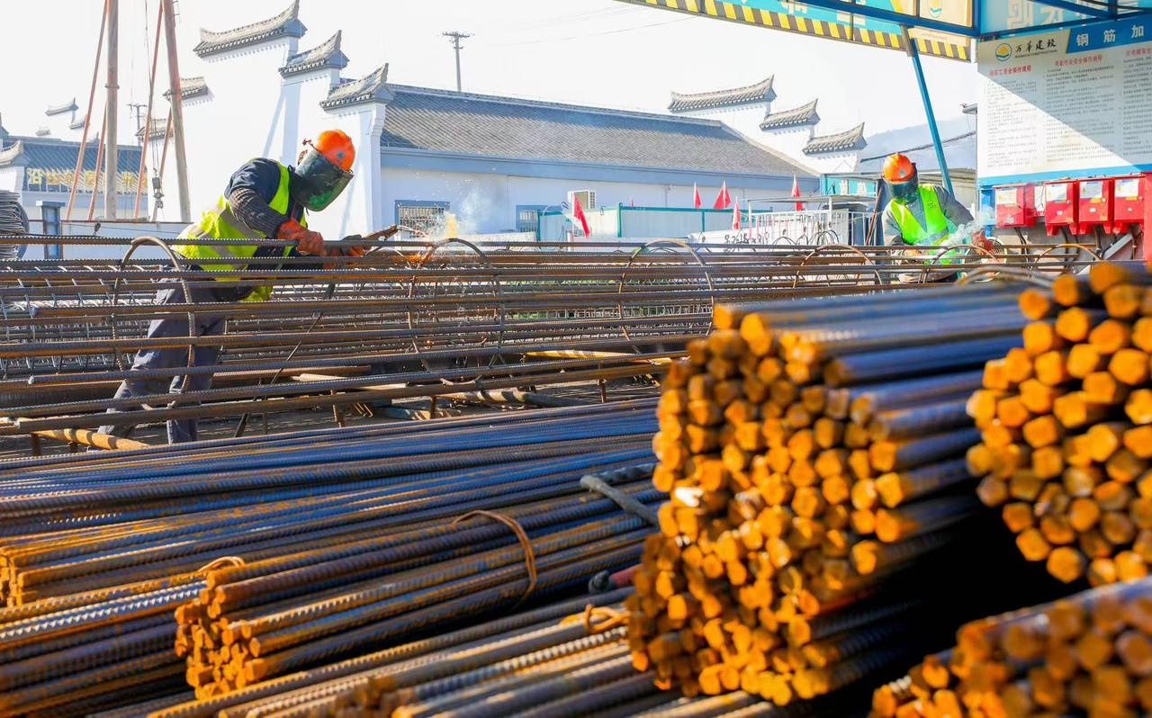 宁波海曙区冬修水利黄金期：沿山干河河道整治工程热火朝天，施工现场机器轰鸣，抢抓冬季施工有利条件  第3张