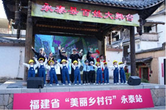 福建省美丽乡村行：古街上的交通安全盛宴，一老一小齐上阵，传递平安团圆的祈愿  第1张