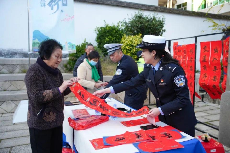 福建省美丽乡村行：古街上的交通安全盛宴，一老一小齐上阵，传递平安团圆的祈愿  第2张