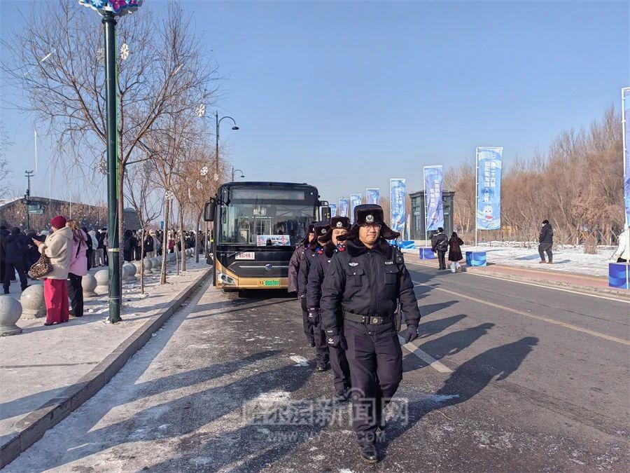 冰雪大世界开园首日，200名交警全力护航，游客安全无忧  第3张