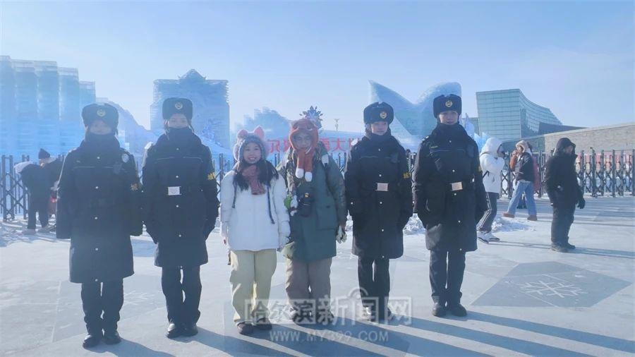 冰雪大世界开园首日，200名交警全力护航，游客安全无忧  第4张