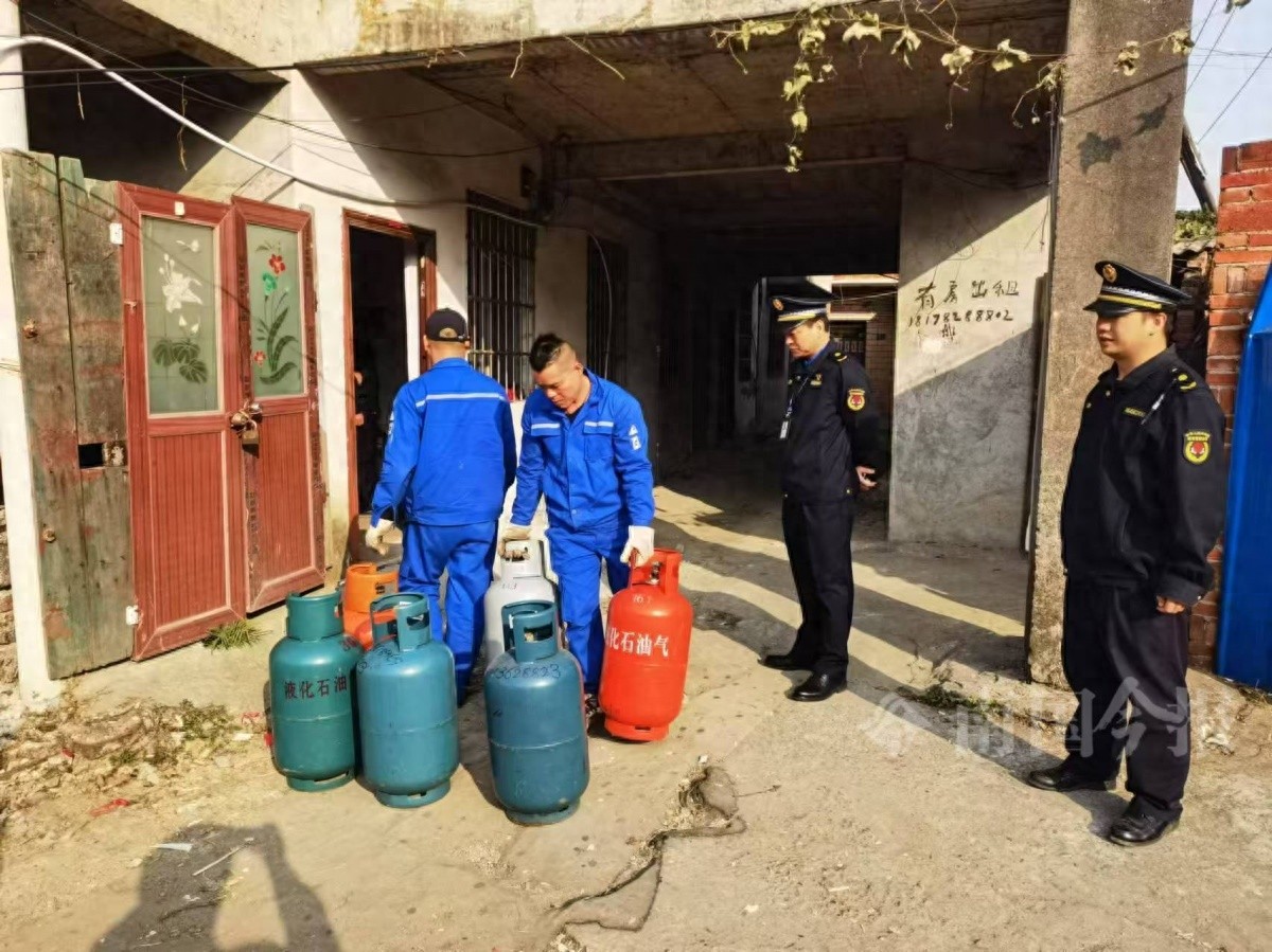 惊！柳南区两家桶装水店竟暗藏黑气瓶，22个燃气瓶藏身百桶水中，居民安全谁来保障？