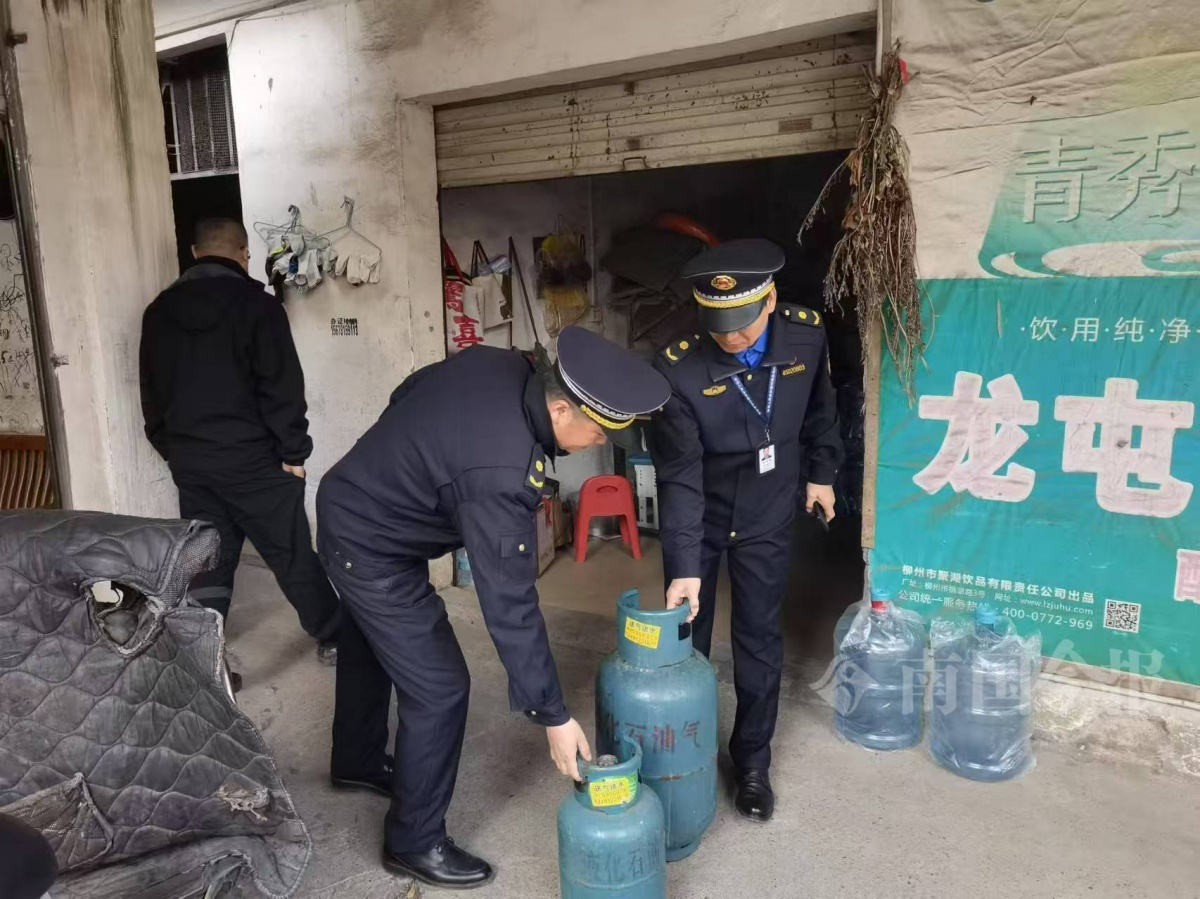 惊！柳南区两家桶装水店竟暗藏黑气瓶，22个燃气瓶藏身百桶水中，居民安全谁来保障？  第2张
