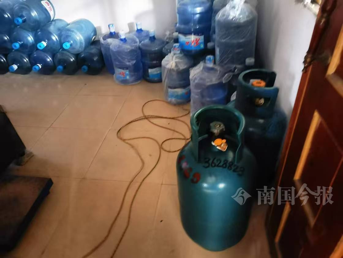 惊！柳南区两家桶装水店竟暗藏黑气瓶，22个燃气瓶藏身百桶水中，居民安全谁来保障？  第3张