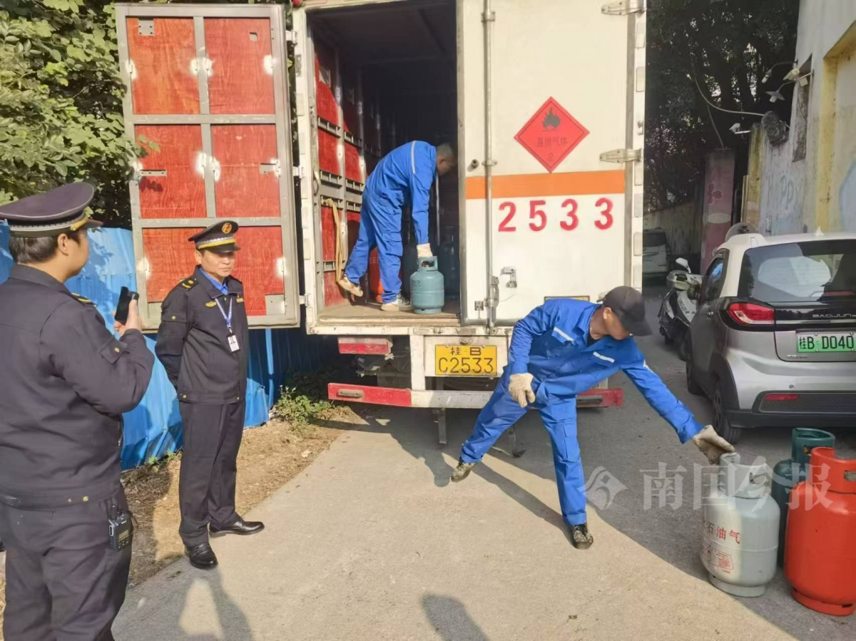 惊！柳南区两家桶装水店竟暗藏黑气瓶，22个燃气瓶藏身百桶水中，居民安全谁来保障？  第4张