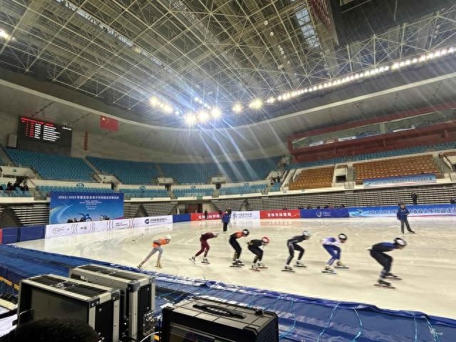 吉林省青少年短道速滑锦标赛开赛，300余名运动员上演冰上对决  第1张