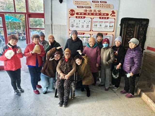 寒冬里的温暖奇迹：社区阿姨亲手编织10顶时尚绒线帽，温暖老人心  第1张