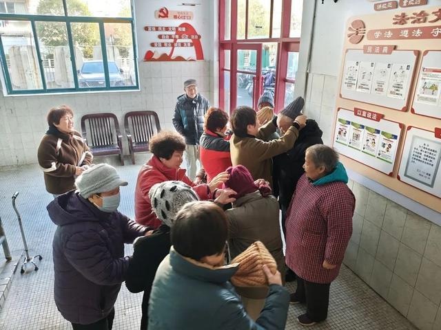 寒冬里的温暖奇迹：社区阿姨亲手编织10顶时尚绒线帽，温暖老人心  第2张