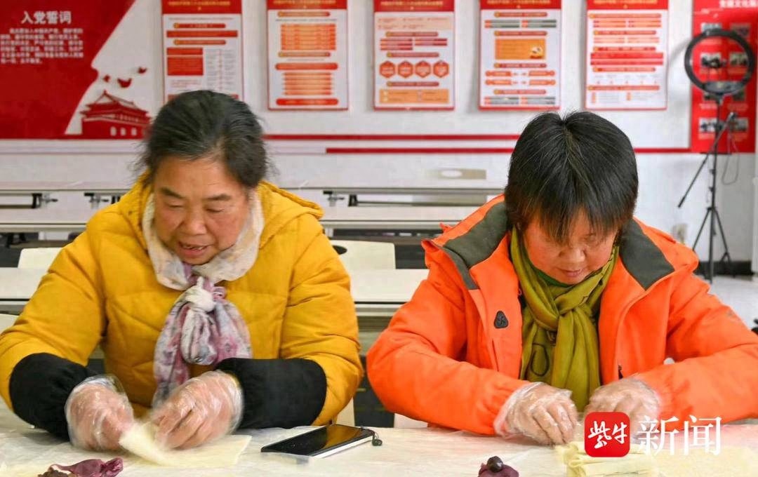 扬州大学学生与社区居民共制春卷，传承千年美食文化，冬至温暖人心
