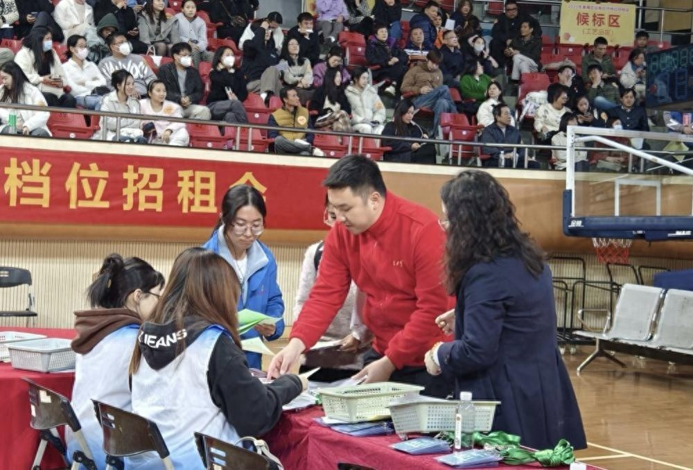 2025番禺迎春花市档位竞投火爆！600人争抢266个档位，最高价16800元引爆全场