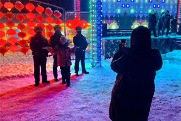 冬季雪谷景区：民警全天巡逻成网红打卡点，游客安全与感动并存