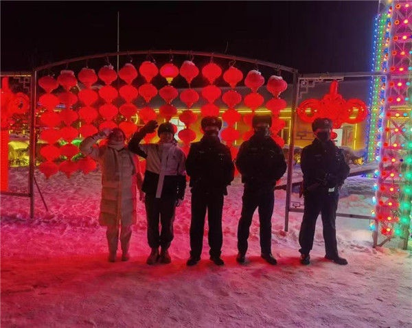 冬季雪谷景区：民警全天巡逻成网红打卡点，游客安全与感动并存  第2张