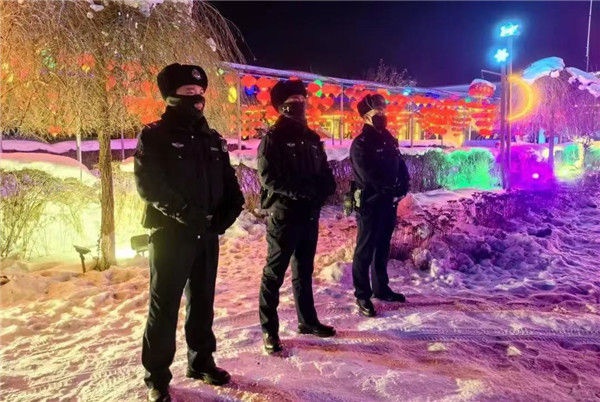 冬季雪谷景区：民警全天巡逻成网红打卡点，游客安全与感动并存  第3张