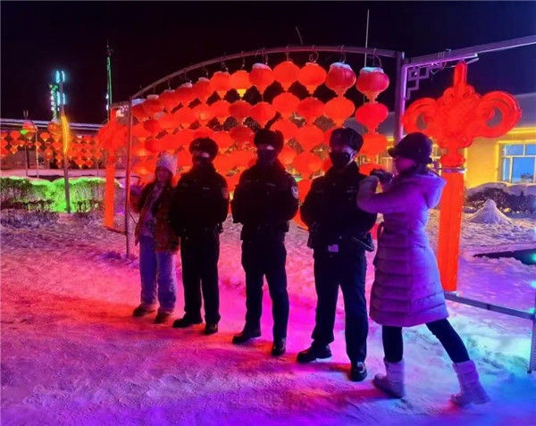 冬季雪谷景区：民警全天巡逻成网红打卡点，游客安全与感动并存  第4张