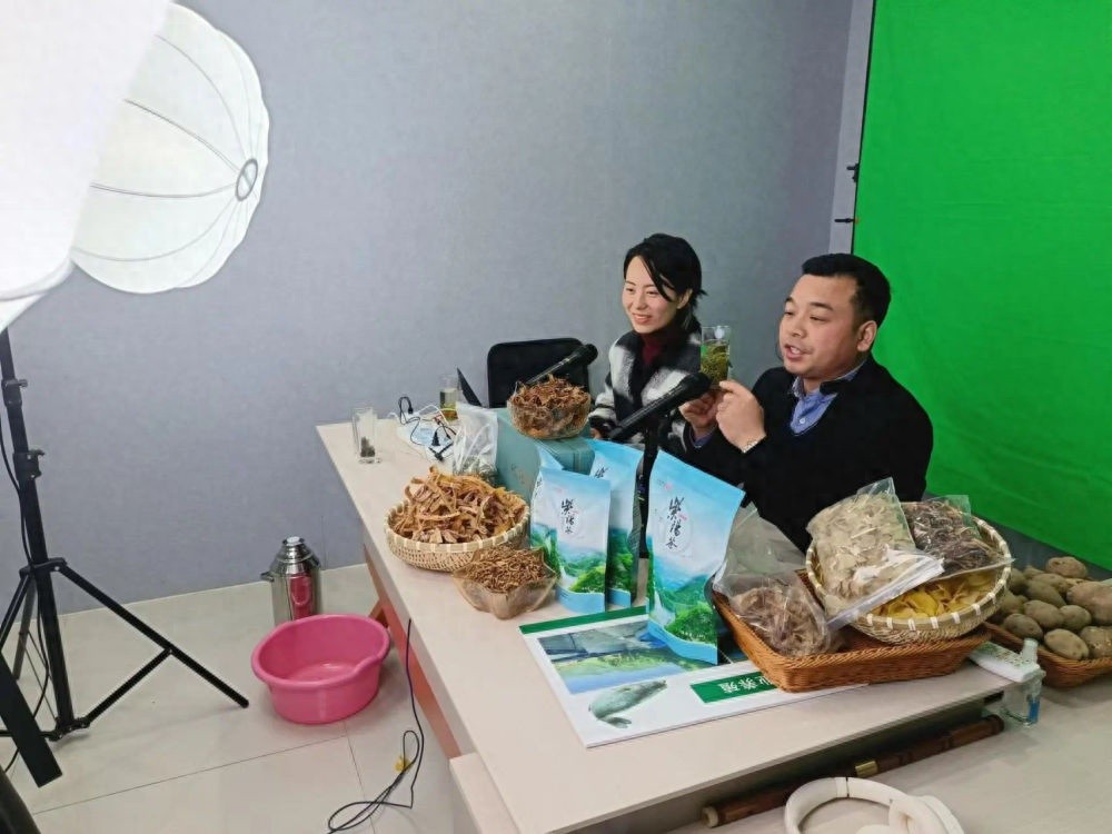 28年寻亲路终团圆！第一书记直播助力，失散家庭重聚感动全网
