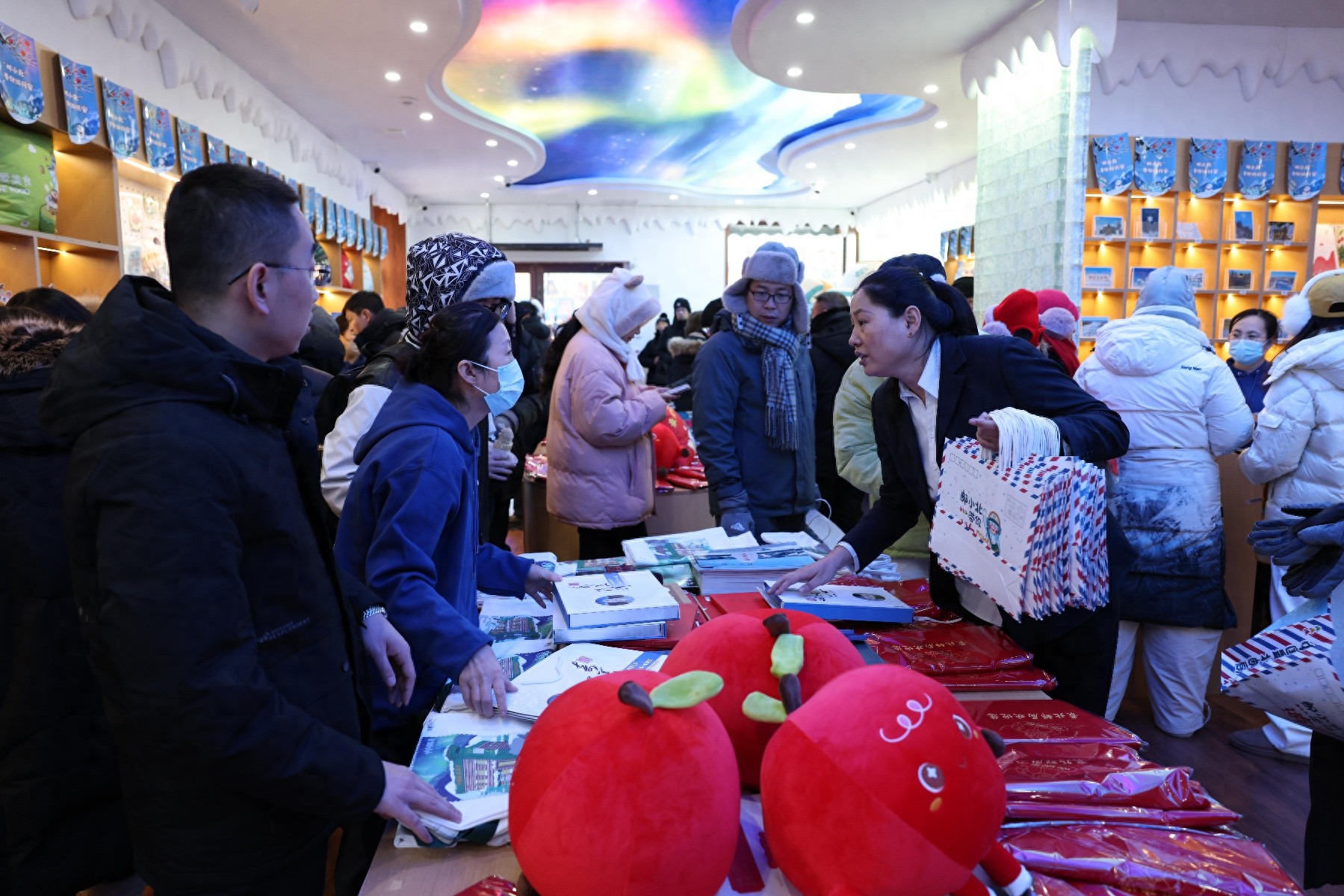 北极村最北邮局华丽升级，极光文创惊艳亮相，每天千枚明信片寄往全球  第1张