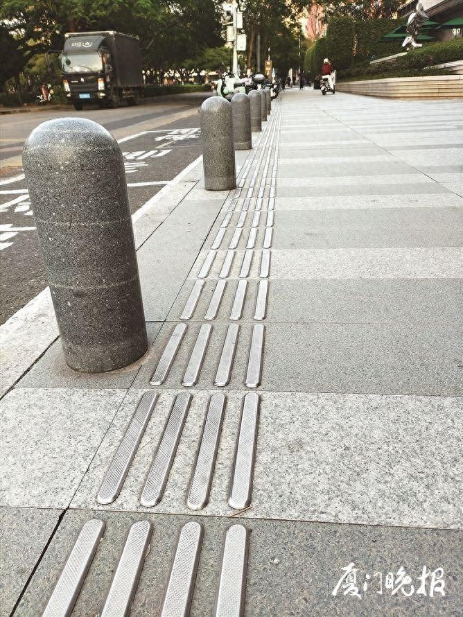 雨天骑行惊魂：不锈钢盲道成隐形杀手，市民两次险些摔倒