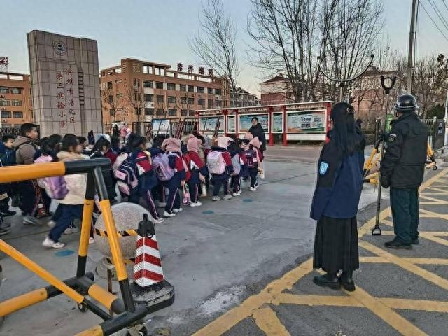 暖心护学岗：网格员守护学生安全，为校园周边交通保驾护航