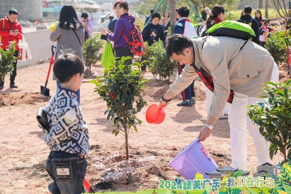 冬至绿潮涌动,200人齐心植树,为千年古运河注入新生机 第2张 冬至绿潮涌动,200人齐心植树,为千年古运河注入新生机 第2张