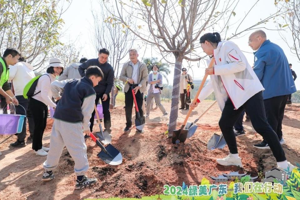 冬至绿潮涌动,200人齐心植树,为千年古运河注入新生机 第3张 冬至绿潮涌动,200人齐心植树,为千年古运河注入新生机 第3张